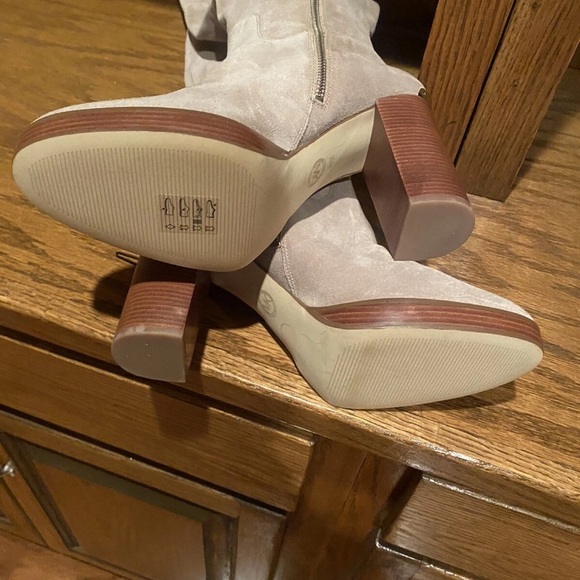 Michael Kors Elegant Beige Knee-High Women's Boots - Picture 8 of 16